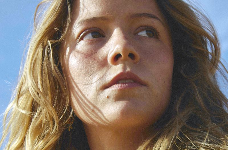 Die 15-jährige Pariserin Camille
(Marysole Fertard) verbringt 1991 ihre Sommerferien bei ihrer Großmutter in einem kleinen Badeort an der Atlantikküste der Vendée. Dort lernt sie die etwa gleichaltrigen Freunde Martin und Alexandre kennen. Die beiden werden sie - auf unterschiedliche Art und Weise - ein Leben lang begleiten.