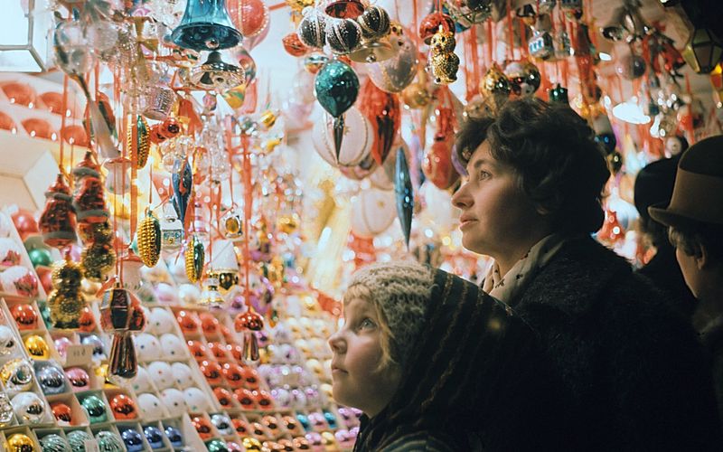 Zwischen Christkind und Weihnachtsmann, Geschenkebergen und Mangelwirtschaft: "Terra X History" will zeigen, wie die Deutschen auf beiden Seiten der innerdeutschen Grenze das Weihnachtsfest erlebten.