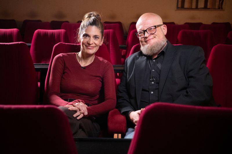 Für 24 Euro bleibt der Weg ins Kino: Moderatorin Katty Salié besucht den Kinoinhaber der Dortmunder Schauburg, Lars Kersting.