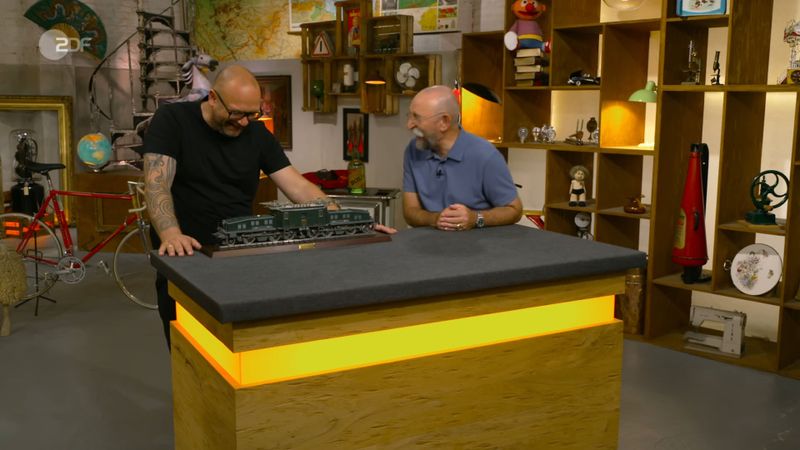 "Das berühmte Krokodil!", freute sich Horst Lichter. Die Formgebung sei entstanden, "damit die vorwärts und rückwärts gleich fährt", dozierte Lichter. Sven Deutschmanek wirkte beeindruckt. "Hab ich mir jetzt ausgedacht", prustete der Moderator. Beide gackerten laut.