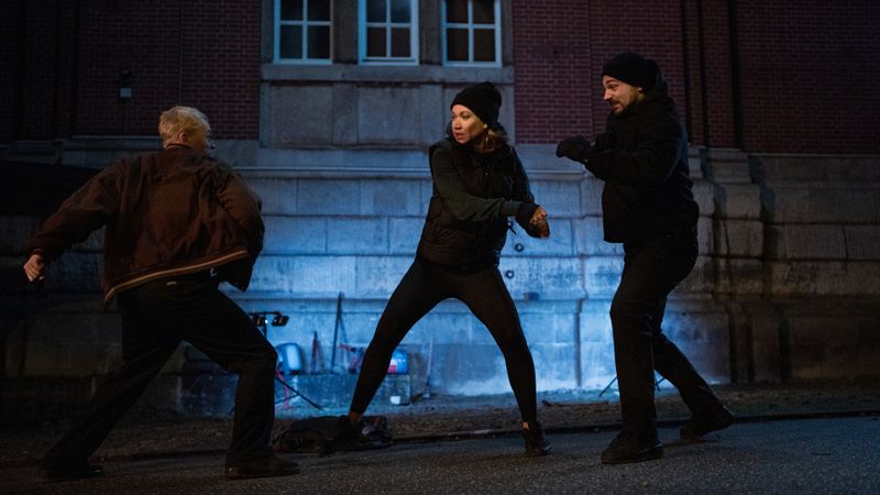 Nach nicht einmal fünf Filmminuten fliegen schon die Fäuste: Sarah Kohr (Lisa Maria Potthoff) verteidigt sich gegen Lars Rütger (Julius Nitschkoff, links) und Rainer Quentin (Boži Kocevski). 