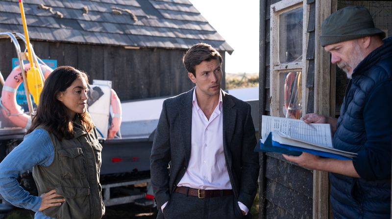 Auf der Insel befragen Inspector Lynley (Leo Suter, Mitte) und Sergeant Havers (Sofia Barclay) Einheimische wie Tony Shannon (Andrew Redman) nach dem Ermordeten.