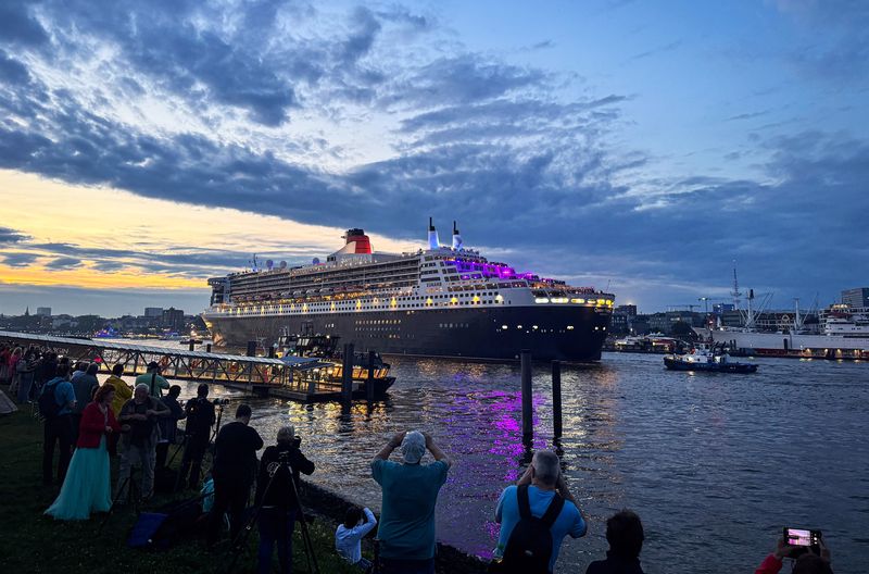 Transatlantik-Liner beeindrucken die Fans: Die "Queen Mary 2" zieht beim Auslaufen in Hamburg immer wieder viele Schaulustige an.