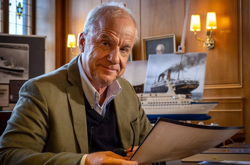 Hubertus Meyer-Burckhardt führt in der Dokufiction des NDR als Host durch die Geschichte der Kreuzfahrt.