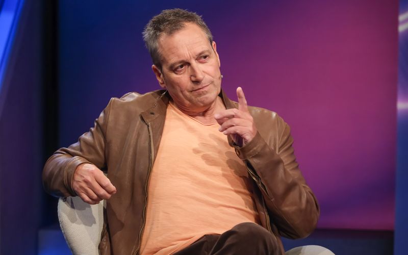 Dieter Nuhr zeigt in seinem Jahresrückblick mit dem Finger auf jene Dinge, die 2025 gut und vor allem auch jene, die weniger gut liefen.