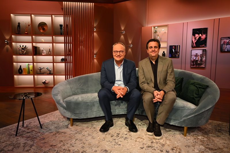 Auf dem Sofa: Oliver Welke (links) und Bastian Pastewka haben Schätze im Fernseharchiv entdeckt.