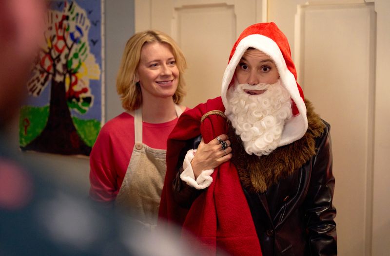 Feministin Wanda (Caroline Peters) amüsiert sehr, dass mit Elke (Pia Hierzegger) eine Weihnachtsfrau im Kostüm steckt.