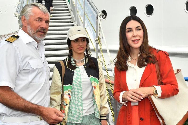 Sie war an Ostern 2025 zu Gast auf dem Traumschiff: "Höhle der Löwen"-Star Judith Williams (rechts) spielt die Schwester von Staff-Kapitän Martin Grimm (Daniel Morgenroth". Sie habe über die Jahre schon mehrere Anfragen bezüglich eines Auftritts gehabt, sagte sie gegenüber IPPEN.MEDIA. Sie sei ein "großer Fan des 'Traumschiffs' und freue mich umso mehr, Teil eines Formats zu sein, das so viele Menschen über Generationen hinweg begleitet - das ist etwas ganz Besonderes."