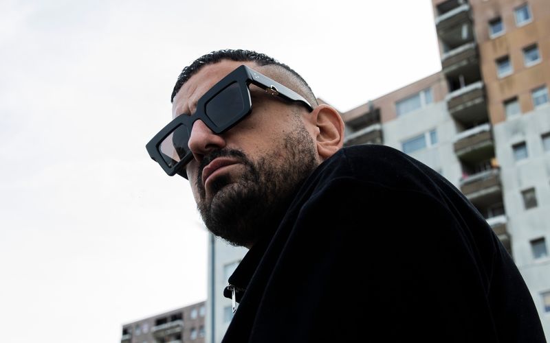 Nach der gefeierten "Babo"-Doku bei Netflix präsentiert Haftbefehl jetzt auch neue Musik: die türkische Single "Dünya Garip".