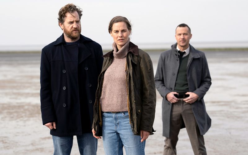 Nach dem Ausstieg von Schauspieler Christian Erdmann übernimmt Tom Radisch (links) die Rolle des Kommissars Frank Weller, gleichzeitig Ehemann von Hauptkommissarin Ann Kathrin Klaasen (Picco von Groote). Auch diesmal ermitteln sie gemeinsam mit ihrem Kollegen Rupert (Barnaby Metschurat) in einem Mordfall. 