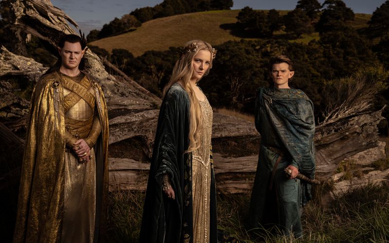 Die junge Elbin Galadriel (Morfydd Clark) muss in der Serie "Der Herr der Ringe: Die Ringe der Macht" nicht nur gegen die Skepsis von Gil-galad (Benjamin Walker, links) und Elrond (Robert Aramayo) kämpfen.