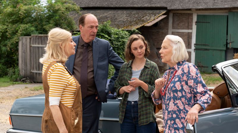 Isabel (Sabine Postel, links) wird bald von ihrem Kanzlei-Partner Markus Gellert (Herbert Knaup), dessen Tochter Charlie (Mathilde Bundschuh, zweite von rechts) und ihrer eigenen Mutter Marion (Marie Anne Fliegel) unterstützt. 