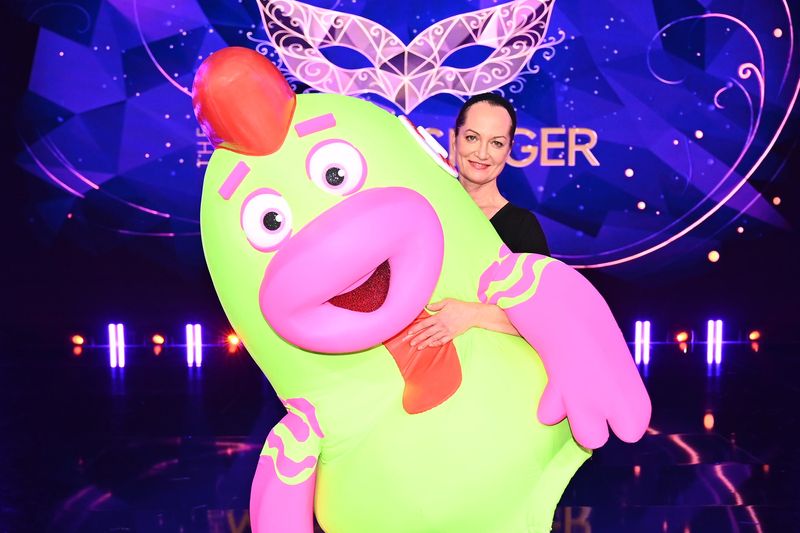 Es hat sich ausgequietscht! Schauspielerin Natalia Wörner wurde enttarnt und musste bei "The Masked Singer" die Maske des süßen Hundespielzeugs fallen lassen.