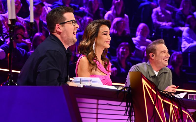 In der dritten Runde von "The Masked Singer" (ProSieben) verstärkt Sasha (rechts) das Rateduo Verona Pooth und Chris Tall.