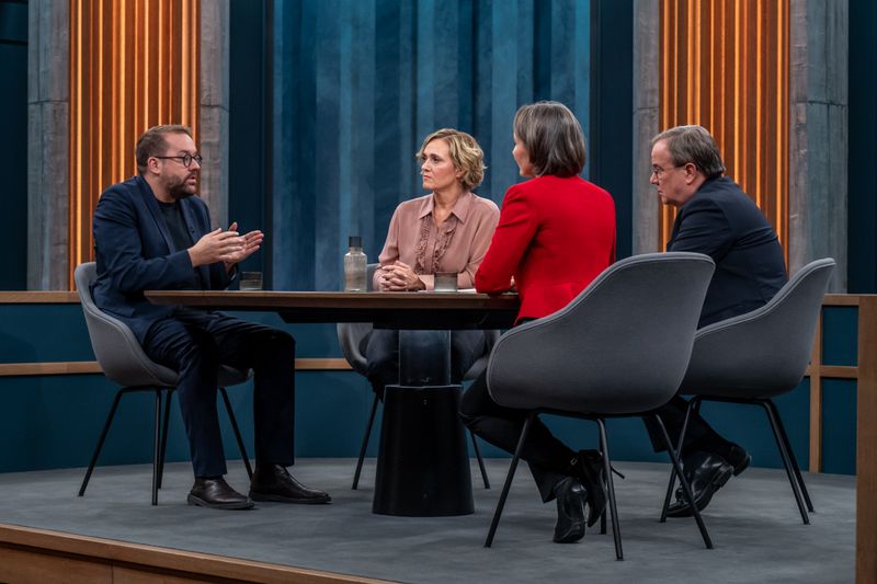 Caren Miosga (zweite von links) diskutierte mit ihren Gästen über die Chancen auf ein Endes des russischen Angriffskriegs in der Ukraine.