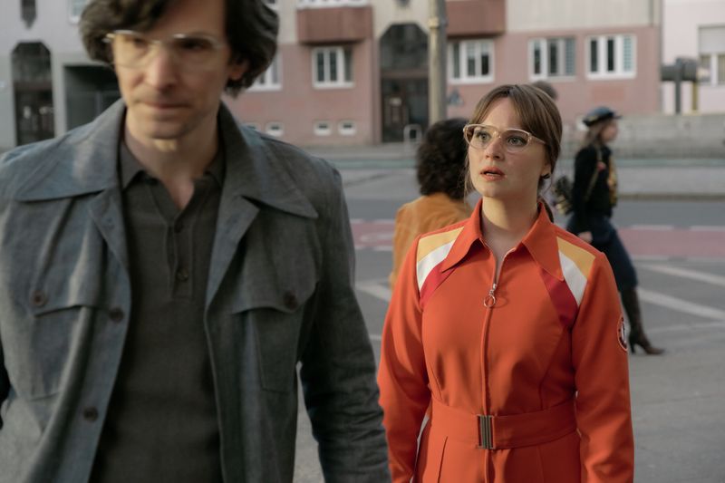 Monika Schöllack-Frank (Sonja Gerhardt) trifft auf den Lehrer ihrer Tochter Dorli (Carlotta Bähre): Robert Beck (Sabin Tambea). Er sieht ihrem verstorbenen Ehemann Joachim Frank ziemlich ähnlich.