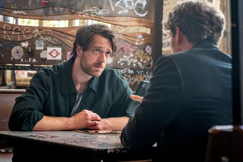 Benni Maybach (Maximilian Klas, links) nimmt mit Tom Kowalski (Steffen Schroeder) Konktakt in einem Szenecafé uf.