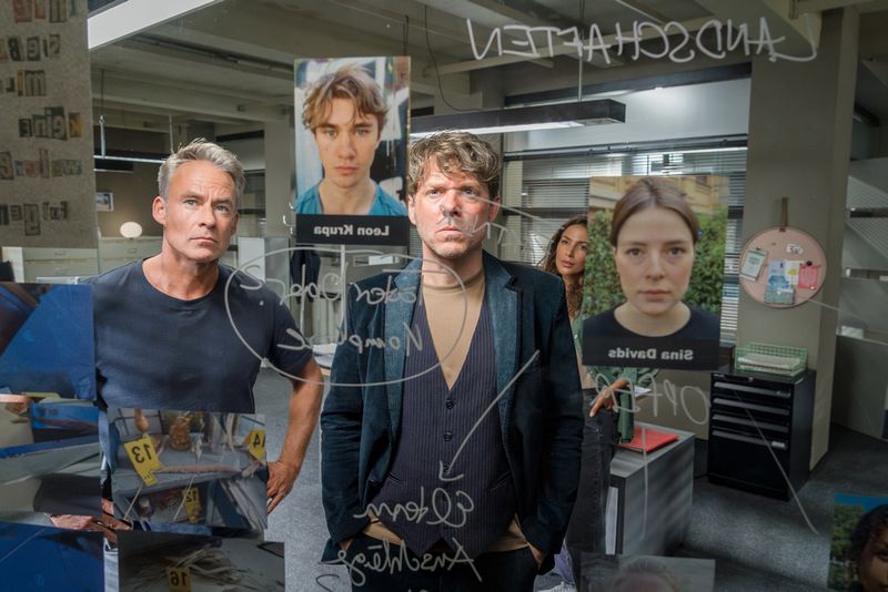 Versuchen mit vereinten Kräften einen rätselhaften Vermisstenfall zu klären (von links): Jan Maybach (Marco Girnth,), Tom Kowalski (Steffen Schroeder) und Kim Nowak (Amy Mußul).