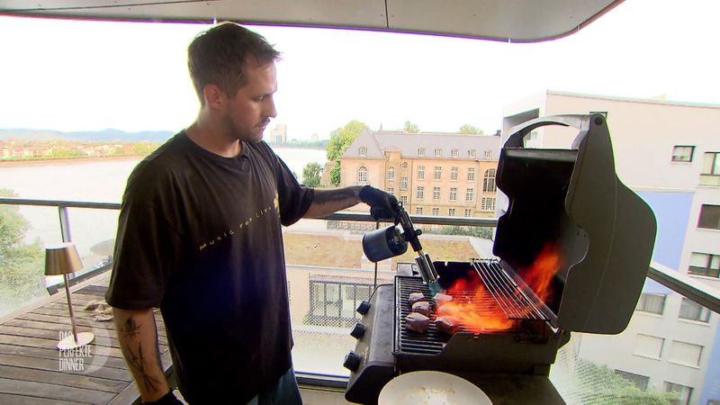 Wie Tobi sein Filet Mignon zubereitet? Natürlich mit Feuer.
