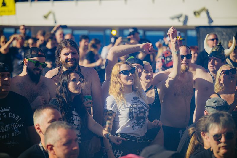 Feiern auf Deck: Wenn das Wetter gut ist, fießt das Bier noch schneller.
