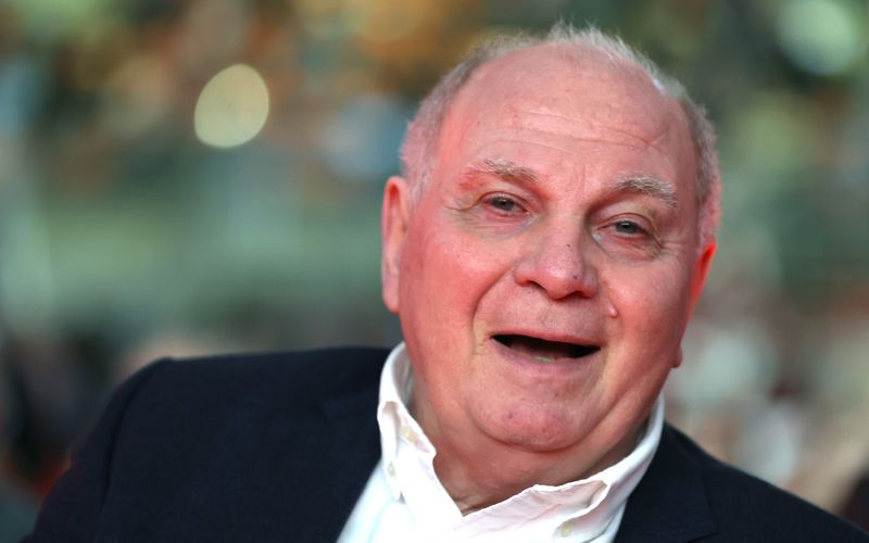 Uli Hoeneß findet, dass Verteidigungsfragen derzeit politischen Vorrang genießen sollten.