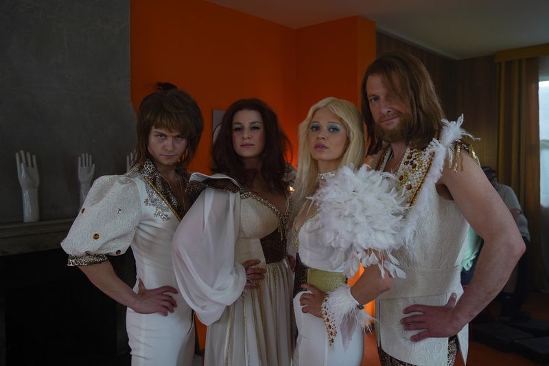 Nur nicht den Überblick verlieren. ABBA steckt mal wieder in Beziehungskrisen (von links): Björn (Tom Böttcher), Anni-Frid (Lou Strenger), Agnetha (Nora Islei) und Benny (Holger Stockhaus). 