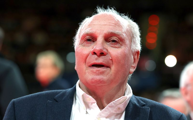 Uli Hoeneß hofft, dass es noch mal ein Ex-Spieler an die Spitze des FC Bayern München schafft, ist aber zunehmend skeptisch.