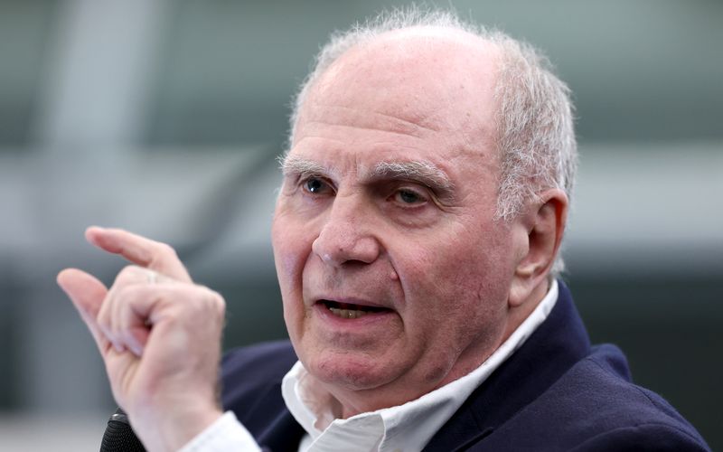 Uli Hoeneß fordert, dass der Frauenfußball sich wirtschaftlich auf Dauer selbst tragen müsse.