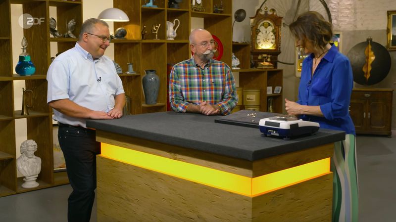 Helmut aus Offenburg hoffte in der Montagsfolge der ZDF-Trödelshow "Bares für Rares" auf einen Liebhaber für seine besonderen Stücke - und wurde nicht enttäuscht. Horst Lichter fand den Schmuck schon "Wahnsinn" und am Ende waren "alle verblüfft" - vor allem der Verkäufer. Denn sein Wunschpreis wurde um das Zehnfache übertroffen.
