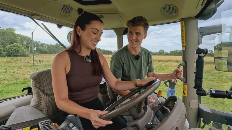 Beim Treckerfahren kommen sich Hofdame Laura und Bauer Friedrich näher.