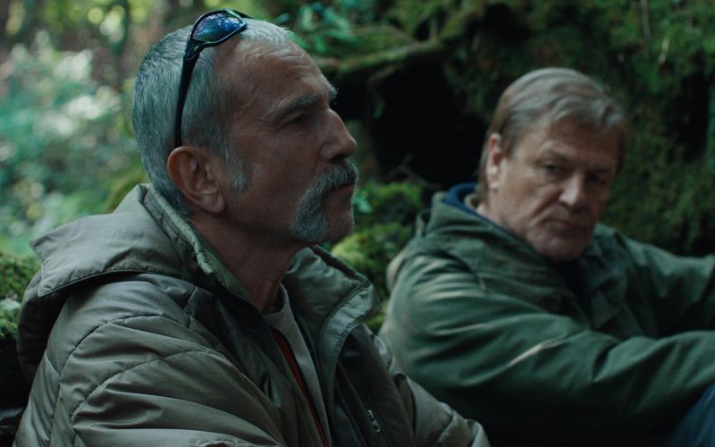 Die Brüder Ray (Daniel Day-Lewis, links) und Jem (Sean Bean) haben viel zu besprechen.