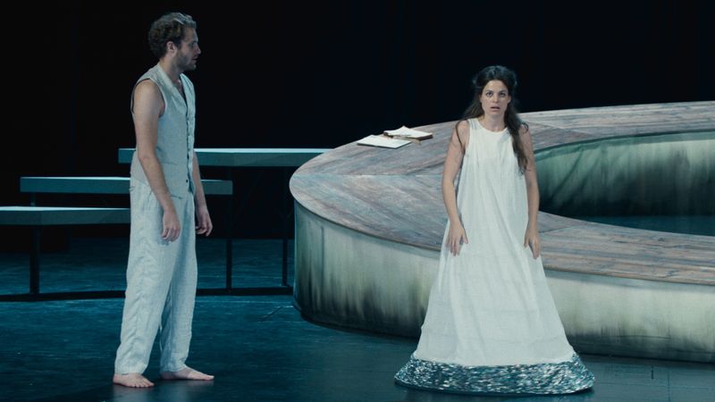 Noch steht Nora Nielsen (Giulia Goldammer) gemeinsam mit Carl Silberman (Lukas T. Sperber) auf der Bühne. Doch noch während der laufenden Vorstellung von Tschechows "Die Möwe" wird die junge Frau sterben.