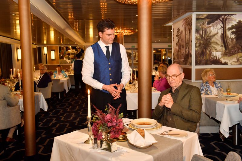 In der neuen "Das Traumschiff"-Episode hat van der Horst einen Gastauftritt als Kellner. Ein "Kindheitstraum", verrät er.