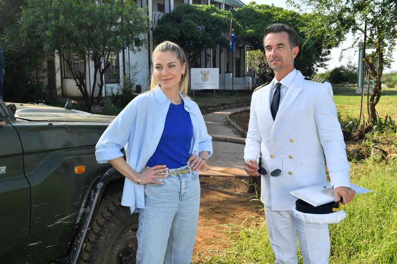 Florian Silbereisen ist ein Kapitän und Gentleman in einem, wenn es um die Ärztin Sophia Berg (Valentina Pahde) geht.