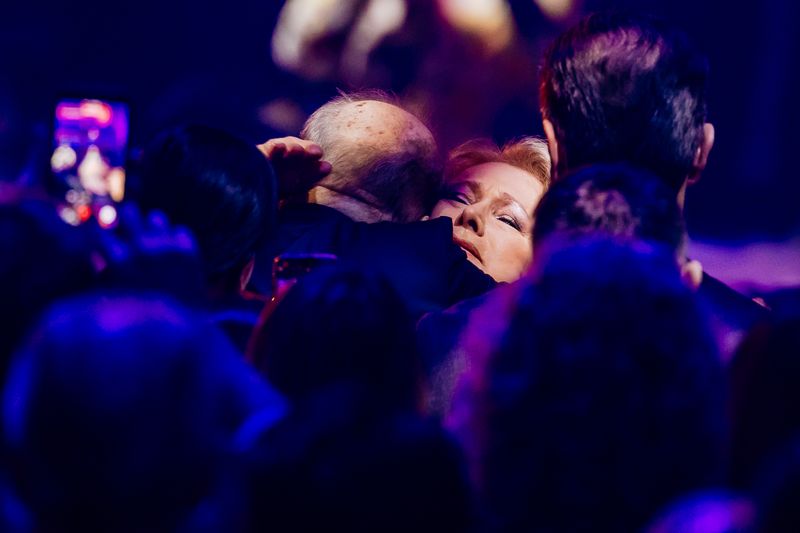 Große Gefühle: Nicole schließt Ralph Siegel in die Arme.