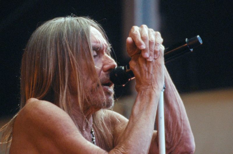 Beim Konzert in der Zitadelle Spandau wendet sich Iggy Pop auch immer wieder an "seine" Berliner.

