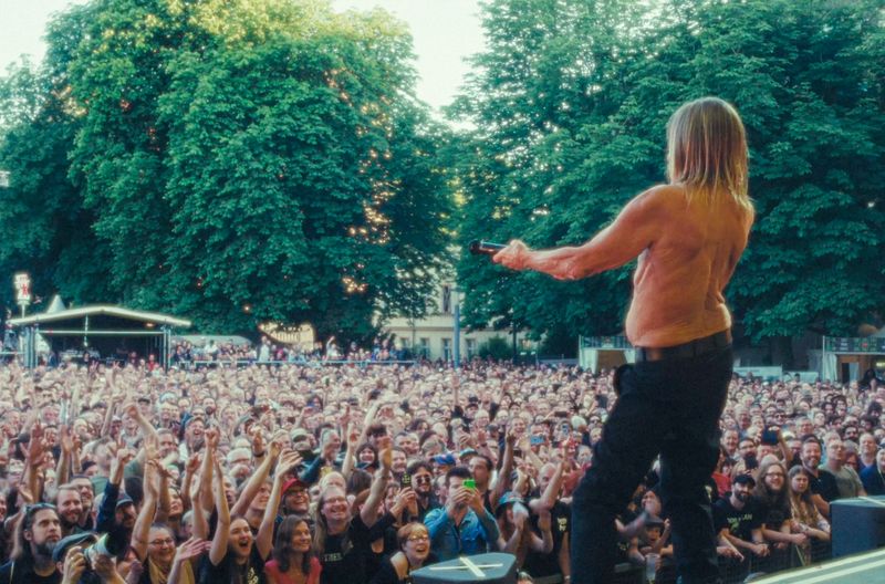 Fans stoppen gerne mit, wie lange es dauert, bis sich Iggy Pop obenrum frei macht.