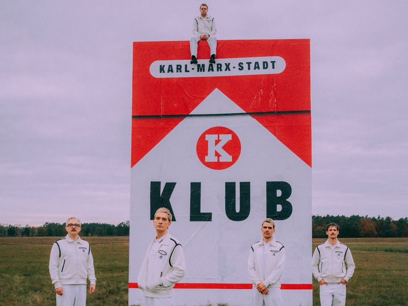Rock und Rap verträgt sich nicht? Diese fünf Jungs aus Chemnitz beweisen seit 2010 das Gegenteil. Kraftklub stehen für eine neue Pop-Ära, in der die letzten Grenzen zwischen den Genres endgültig gefallen sind. Vier Alben gibt es bis jetzt, alle landeten in Deutschland auf Platz eins - zuletzt "Kargo" (2022). Kraftklub vereinen ihren massentauglichen Sound mit klaren politischen Statements - ein Ansatz, den es davor lange nicht gegeben hat im deutschen Pop. 