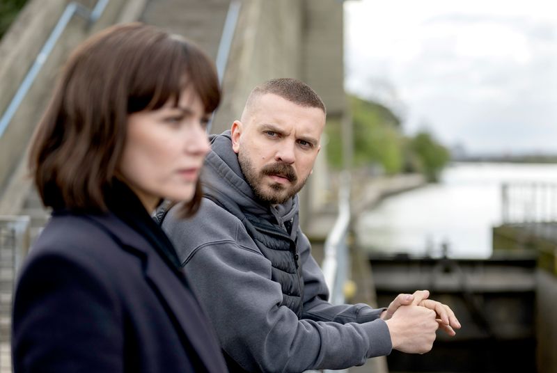 Maryam Azadi (Melika Foroutan) und Hamza Kulina (Edin Hasanovic) lösen mit dem "Tatort: Licht" ihren zweiten Fall in Frankfurt. Er führt sie im zweiten Teil des Krimis zu einer obskuren Sekte, die Kranken Heilung durch Licht verspricht.