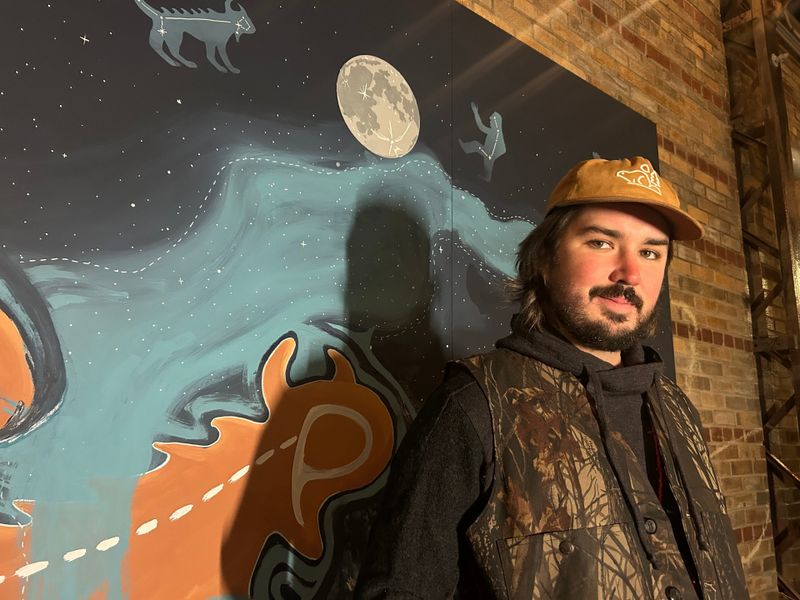 Quinn Hopkins vom Volksstamm der Anishinaabe lässt in seinen Wandbildern die Mythen seiner indigenen Vorfahren wieder aufleben.