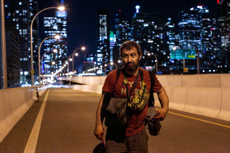 Davit ist einer von mehr als 15.000 Obdachlosen in Toronto. Nachts zieht er auf der Suche nach Lebensmitteln durch die Stadt.