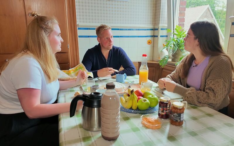 Erstes Frühstück mit Emely (links) und Jennifer. Das Essen ist in der Dreierrunde ein Thema.