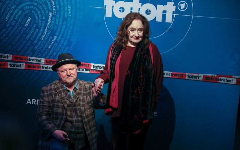 Ehre, wem Ehre gebührt: Bei der Premiere des neuen Münster-"Tatorts" ging Axel Prahl vor Mechthild Großmann auf die Knie.