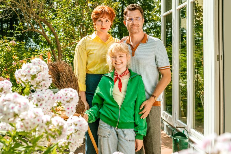 Bibi Blocksberg startet am 11. Dezember in ein neues Abenteuer. Ihre Mutter Barbara (Rosalie Thomass) und ihr Vater Bernhard (Friedrich Mücke) stehen hinter der jungen Hexe.