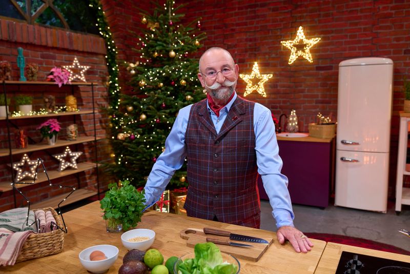 Gemeinsam mit seiner "Bares für Rares"-Familie feiert Horst Lichter im Händlerraum Weihnachten.