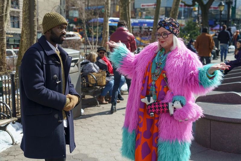 In Floras (Melissa McCarthy) Gegenwart fällt Bernard (Paapa Essiedu) mehr auf, als er es sonst tun würde. 
