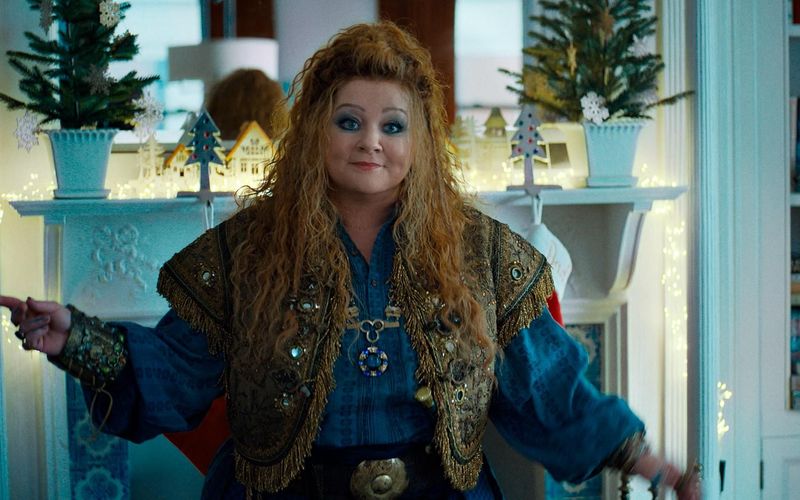 Flora (Melissa McCarthy) ist ein weiblicher Dschinn, der die Fähigkeit besitzt, Wünsche zu erfüllen. 