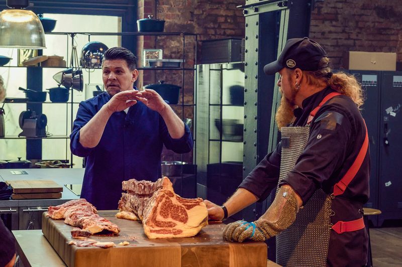 In der neuen Folge von "Mälzers Meisterklasse" begrüßt Tim Mälzer (links) den Profikoch Ludwig "Lucki" Maurer.