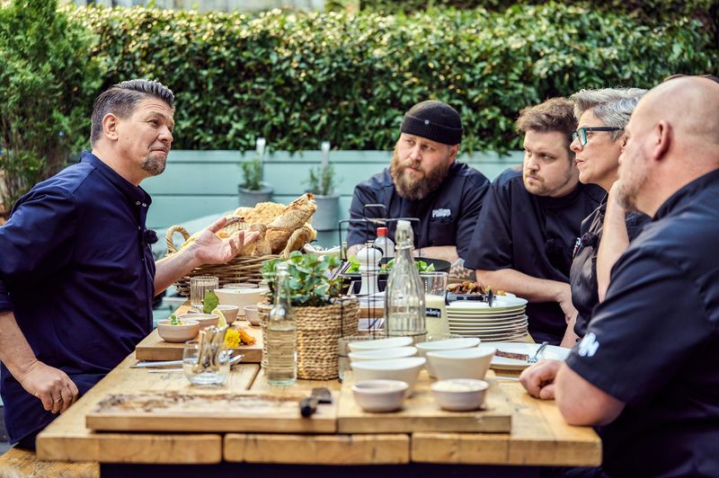 Tim Mälzer (links) probiert die Soßen, die die Kandidaten zum Fleisch zubereitet haben.