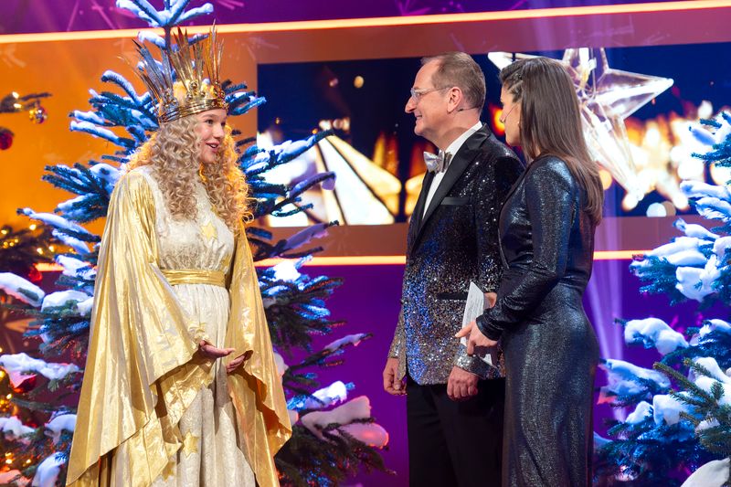 Auch 2025 bekommt die Sternstunden-Gala Besuch vom Nürnberger Christkind. Rechts die Moderatoren Sandra Rieß und Volker Heißmann.